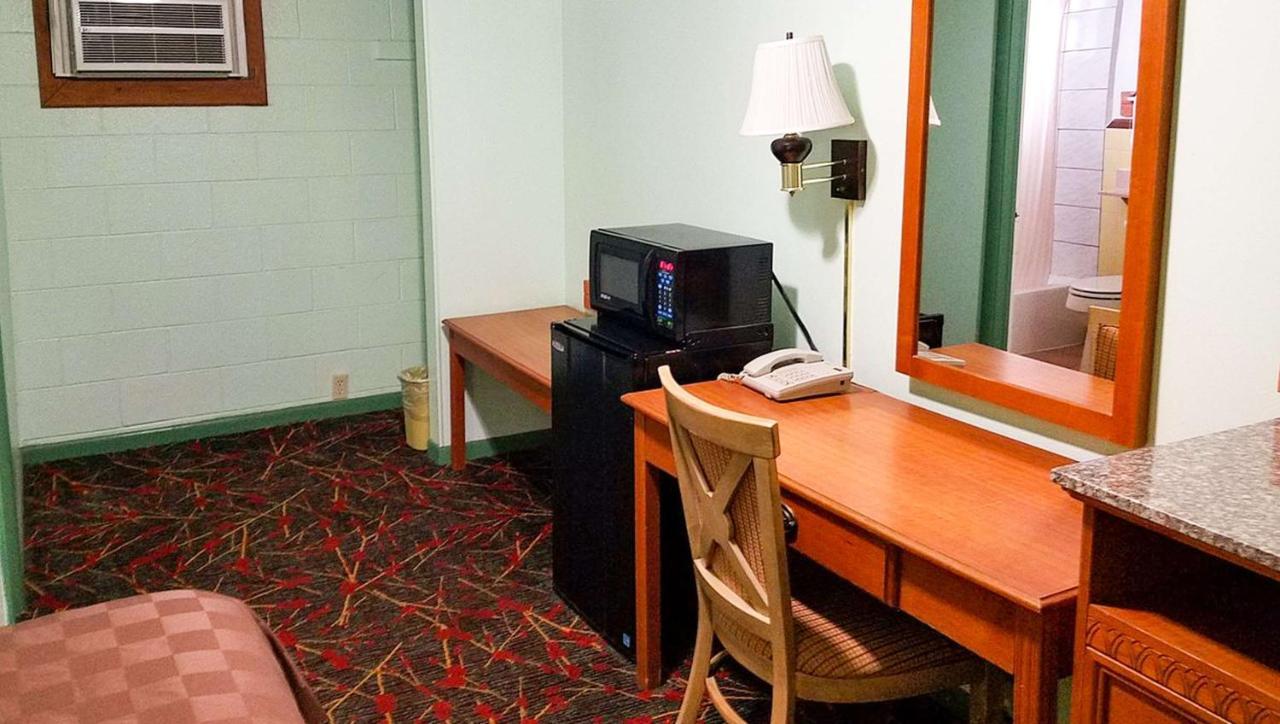 American Inn & Suites Чилдрес Екстериор снимка