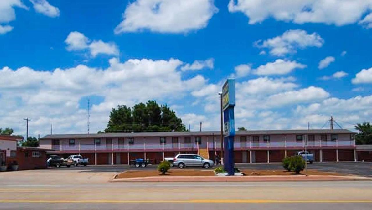 American Inn & Suites Чилдрес Екстериор снимка