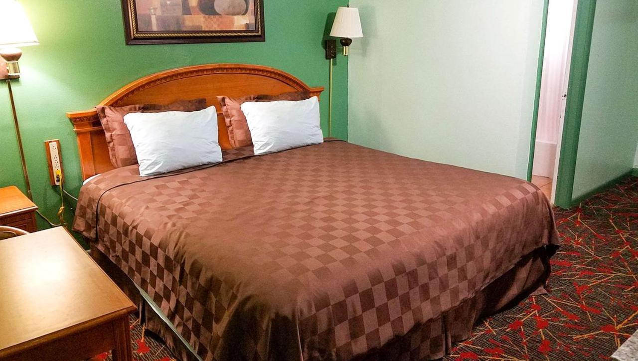 American Inn & Suites Чилдрес Екстериор снимка