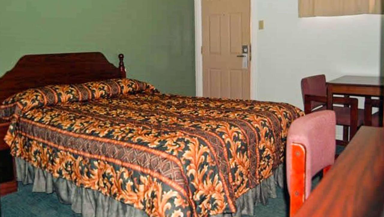 American Inn & Suites Чилдрес Екстериор снимка