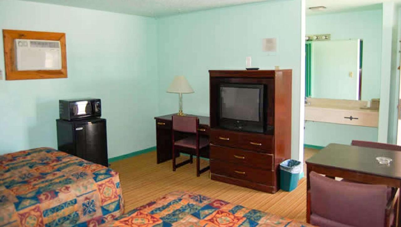 American Inn & Suites Чилдрес Екстериор снимка