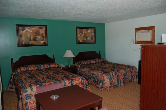 American Inn & Suites Чилдрес Стая снимка
