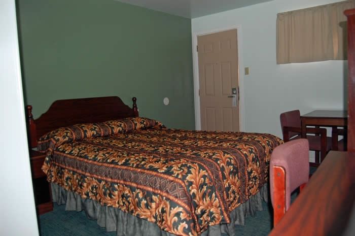 American Inn & Suites Чилдрес Стая снимка