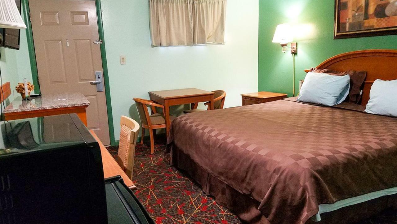 American Inn & Suites Чилдрес Екстериор снимка